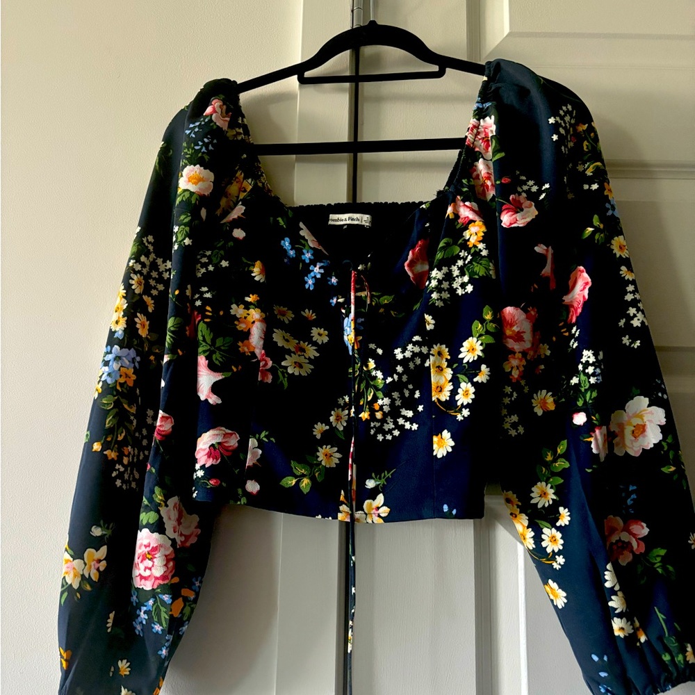 Abercrombie & Fitch Floral Front Tie / Poof Long-Sleeve